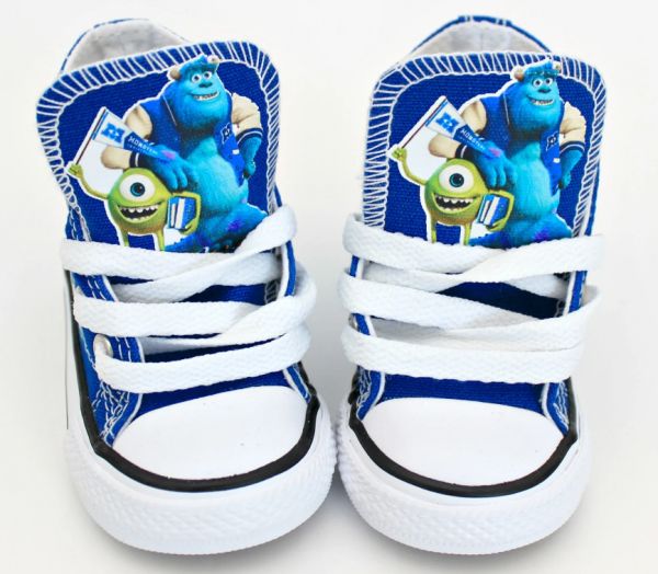 Sepatu dengan aksen berbulu seperti monster lucu